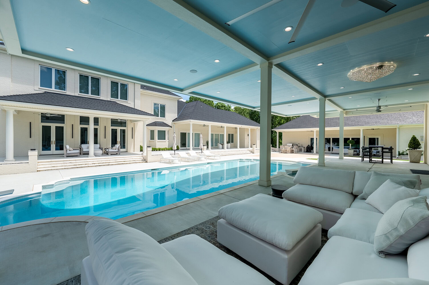 Elegant outdoor pool area with lounge seating and covered patio at The Thornwood.